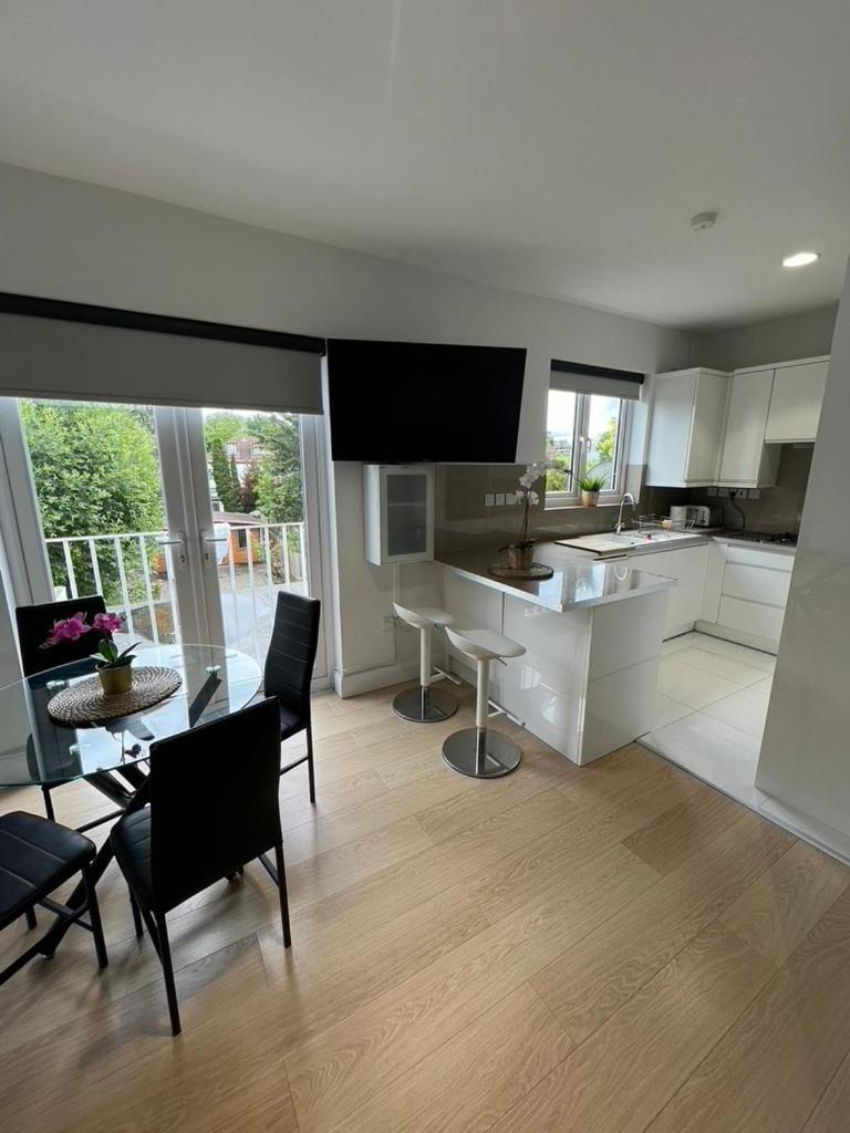 Zenobia London Luxury Apartments 핀칠리 외부 사진